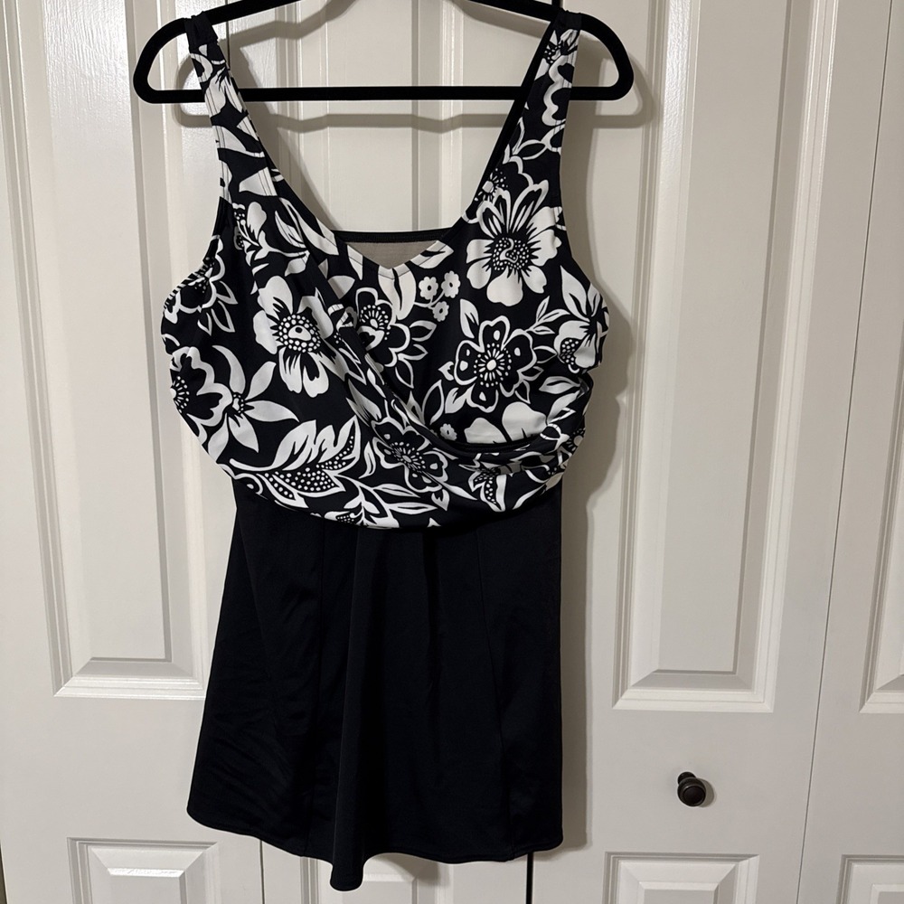 L.L. Bean Skirted One Piece Swimsuit Bathing Suit B&W Floral Sz 18w